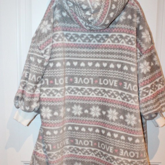 2/$20 🏷 Cabin Fever Blanket Hoodie Size XS/S (adult) fits teen - Picture 3 of 4